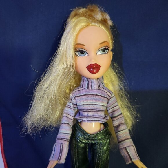 Bratz Doll 2001 Cloe Doll Blonde Hair Blue Eyes Dark Pink Lips Clothes - Picture 3 of 8
